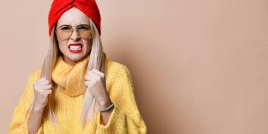 Saldırgan kadın ifade duygu moda güneş gözlüğü sarı kazaklı savaşmaya hazır boks 