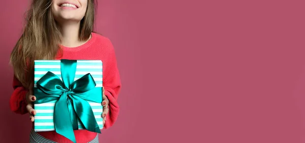 Belle jeune femme tenir pastel couleur verte cadeau de Noël boîte pour la nouvelle année ou anniversaire — Photo