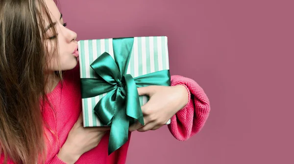 Hermosa mujer joven celebrar pastel color verde regalos de Navidad caja de regalo para el año nuevo o cumpleaños — Foto de Stock