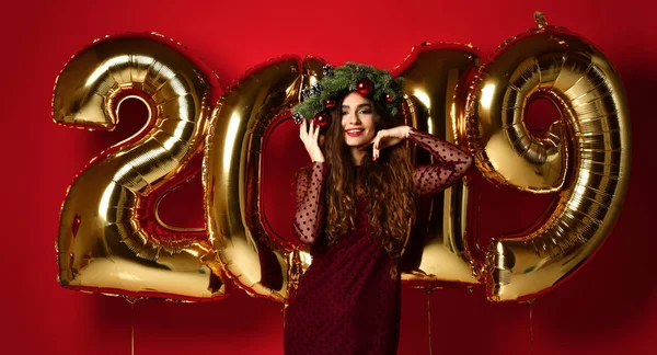 Frauen feiern Silvesterparty fröhlich lachend mit goldenen Luftballons Weihnachten 2019 — Stockfoto