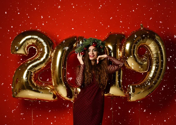 Vrouw Nieuwjaar vieren feest gelukkig lachen met Kerstmis 2019 gouden ballonnen — Stockfoto