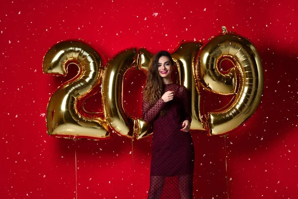 Vrouwen Nieuwjaar vieren feest gelukkig lachen met Kerstmis 2019 gouden ballonnen — Stockfoto