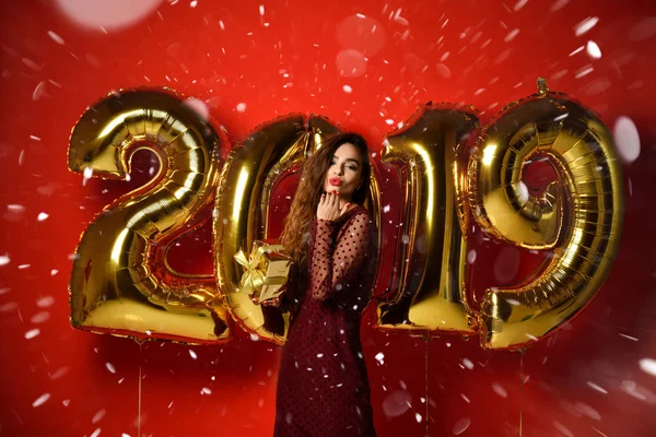 Vrouw Nieuwjaar vieren feest gelukkig lachen met Kerstmis 2019 gouden ballonnen — Stockfoto