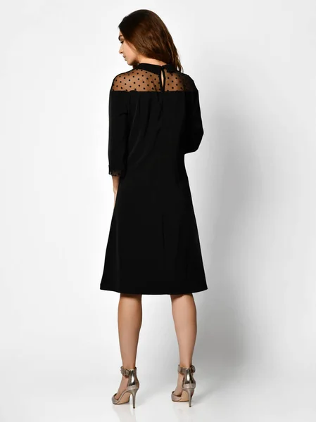 Młoda kobieta piękny pozowanie w nowych ciemny czarny moda zimowa sukienka całego ciała tyłu lusterka — Zdjęcie stockowe