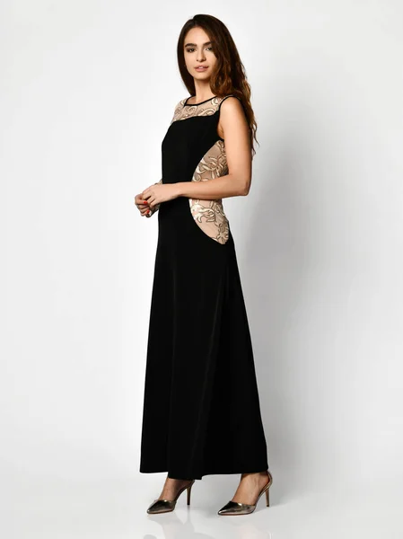 Joven hermosa mujer posando en la nueva moda negro vestido de invierno de cuerpo completo en un blanco —  Fotos de Stock