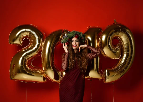 Vrouwen Nieuwjaar vieren feest gelukkig lachen met Kerstmis 2019 gouden ballonnen — Stockfoto