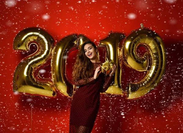 Vrouw Nieuwjaar vieren feest gelukkig lachen met Kerstmis 2019 gouden ballonnen — Stockfoto