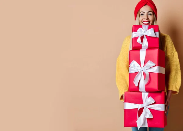Vacker kvinna håll röd jul eller födelsedag röd presenterar presentaskar för nyårsfirande — Stockfoto