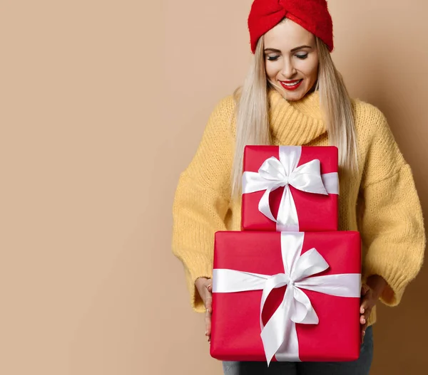 Bella donna tenere rosso Natale o compleanno rosso regali scatole regalo per la celebrazione di Capodanno — Foto Stock