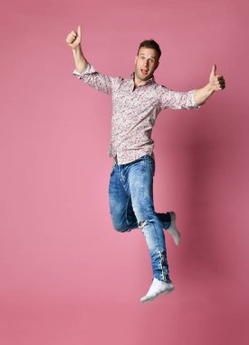 Pembe üzerinde eller suçlamayı başarılı anlaşma kazanan kutluyor mutlu kazanan adam 