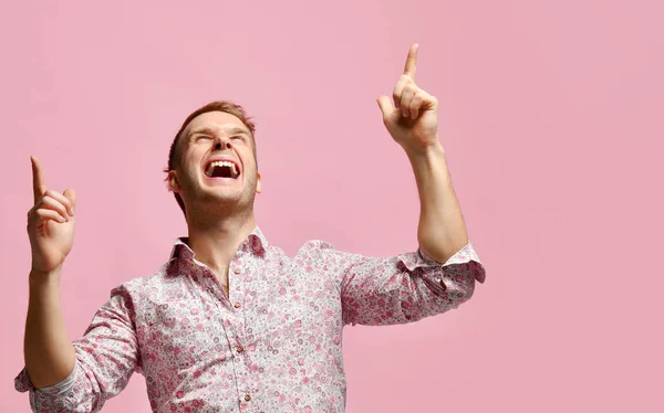 Erfolg gewinnen glücklicher junger Mann Geschäftsmann feiert erfolgreichen Deal Sieg mit erhobenen Fingern — Stockfoto