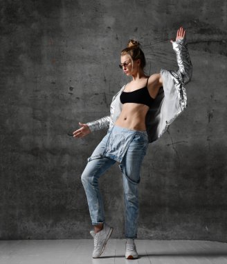 Kadın egzersiz egzersiz gümüş kirpi ceket kot seksi güneş gözlüğü çatı duvar stand 