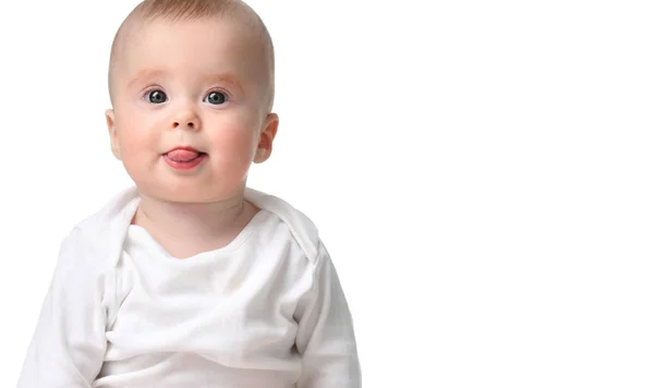 Маленькая девочка-младенец, сидящая в рубашке, показывает язык, изолированный на белом. Баннер — стоковое фото