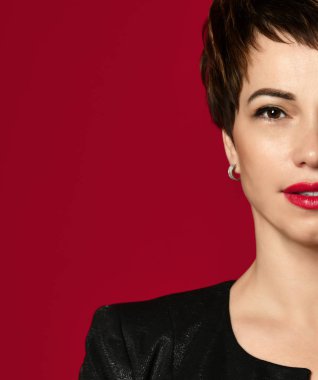 Kırmızı üzerinde gülümseyen bir profesyonel kısa saç iş kadın portresi kapatın 