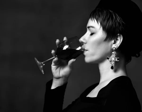 Business short hair woman drink red wine from glass — Stock Photo, Image