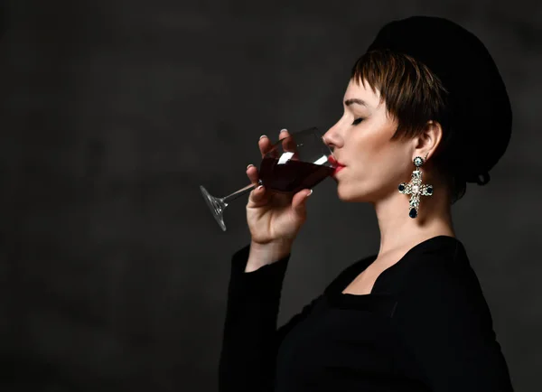 Business capelli corti donna bere vino rosso da vetro — Foto Stock