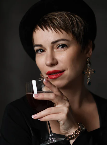 Business capelli corti donna bere vino rosso da vetro — Foto Stock