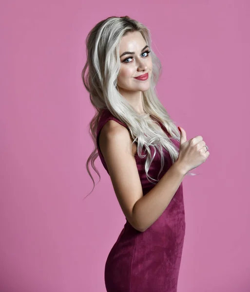 Mujer rubia esteticista cosmetóloga feliz sonriendo en vestido en rosa púrpura — Foto de Stock