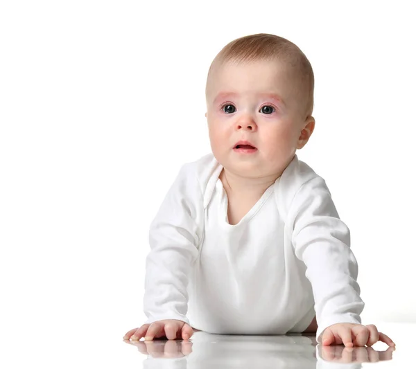 Kind kind baby meisje peuter boos huilen in body shirt geïsoleerd op een witte — Stockfoto