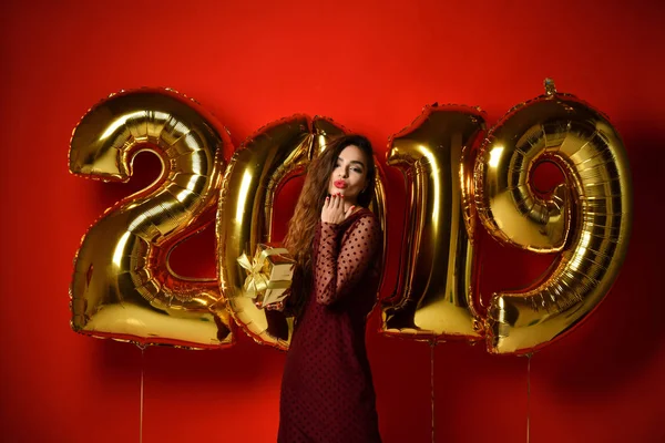 Vrouwen Nieuwjaar vieren feest gelukkig lachen met Kerstmis 2019 gouden ballonnen — Stockfoto