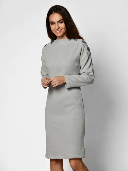 젊은 아름 다운 여 자가 새로운 회색 패션 겨울 드레스 전신 포즈 — 스톡 사진