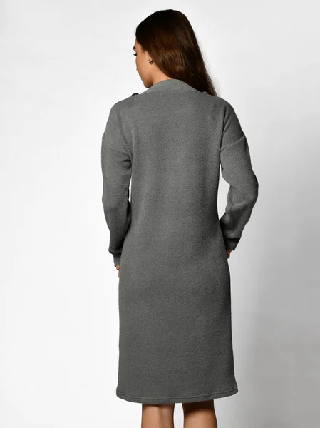 Joven hermosa mujer posando en la nueva moda gris oscuro vestido de invierno vista trasera — Foto de Stock