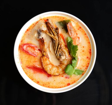 Tom yam kong veya Tom yum baharatlı Tayland yemek mutfağı çorba king ile karides chili biber ve mashrooms