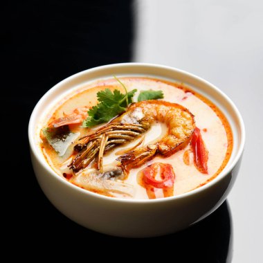 Tom yam kong veya Tom yum baharatlı Tayland yemek mutfağı çorba king ile karides chili biber ve mashrooms