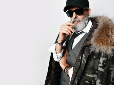 acımasız üst düzey milyoner adam beyaz gömlek kış şapka ve havacı güneş gözlüğü şık moda erkek ceket