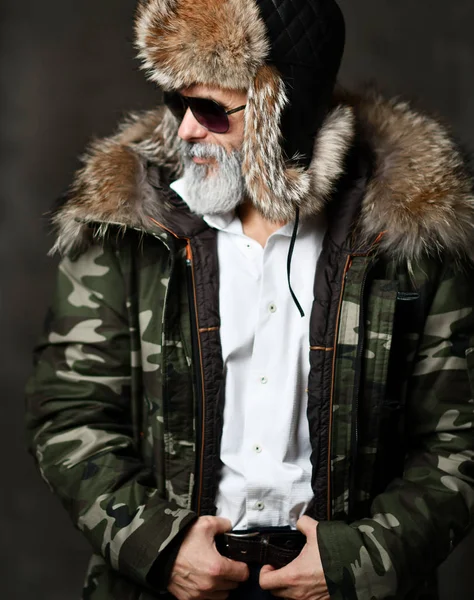 Brutale anziano milionario uomo in camicia bianca cappello invernale e giacca in aviatore occhiali da sole uomini alla moda alla moda — Foto Stock