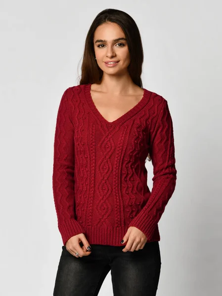 Joven hermosa morena rizado mujer posando en nuevo suéter de blusa roja casual — Foto de Stock