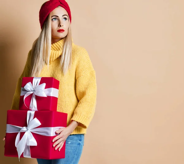 Vacker kvinna håll röd jul eller födelsedag presenterar presentaskar för nyårsfirande — Stockfoto