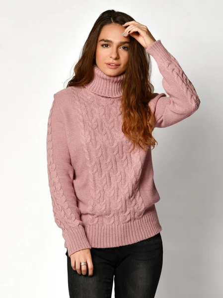 Mladá krásná bruneta kudrnaté žena pózuje v nové příležitostné růžová fialová halenka svetr — Stock fotografie