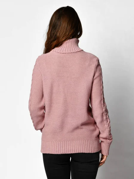 Jeune belle femme posant dans un nouveau pull chemisier rose violet décontracté vue arrière arrière — Photo