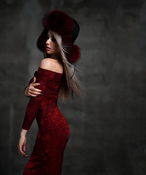 Portret van jonge mooie vrouw in nieuwe rode mode poolvos winter bont oor kleppen — Stockfoto