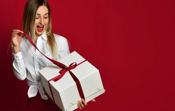 Giovane Donna Bionda Aperta Bianco Regalo Scatola Con Dolce Torta — Foto Stock