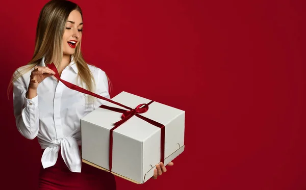 Jeune femme blonde ouverte boîte blanche cadeau cadeau sourire riant — Photo