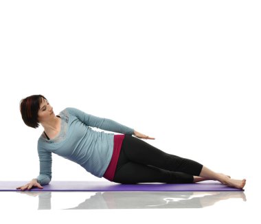 Karın bar egzersiz jimnastik salonu iş izole üzerinde beyaz bacaklarını germe yapmak için kadın fitness eğitmeni eller 