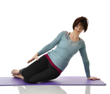 Karın bar egzersiz jimnastik salonu iş izole üzerinde beyaz bacaklarını germe yapmak için kadın fitness eğitmeni eller 