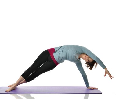 Karın bar egzersiz jimnastik salonu iş izole üzerinde beyaz bacaklarını germe yapmak için kadın fitness eğitmeni eller 