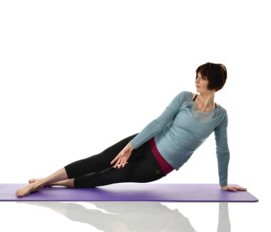 Karın bar egzersiz jimnastik salonu iş izole üzerinde beyaz bacaklarını germe yapmak için kadın fitness eğitmeni eller 