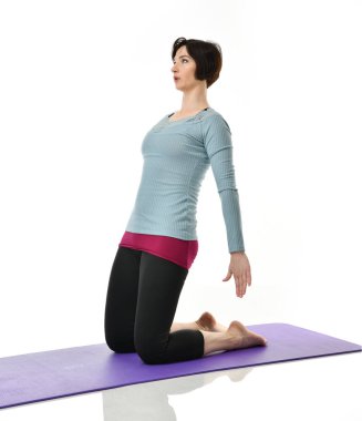 Karın bar egzersiz jimnastik salonu iş izole üzerinde beyaz bacaklarını germe yapmak için kadın fitness eğitmeni eller 