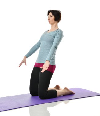 Karın bar egzersiz jimnastik salonu iş izole üzerinde beyaz bacaklarını germe yapmak için kadın fitness eğitmeni eller 