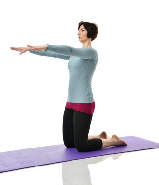 Karın bar egzersiz jimnastik salonu iş izole üzerinde beyaz bacaklarını germe yapmak için kadın fitness eğitmeni eller 