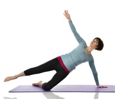 Karın bar egzersiz jimnastik salonu iş izole üzerinde beyaz bacaklarını germe yapmak için kadın fitness eğitmeni eller 