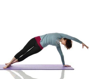 Karın bar egzersiz jimnastik salonu iş izole üzerinde beyaz bacaklarını germe yapmak için kadın fitness eğitmeni eller 