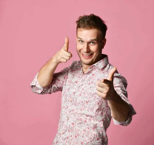 Joven Feliz Sonriente Hombre Camisa Señalando Dedos Ganador Signo Pulgares —  Fotos de Stock
