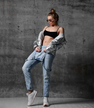 Kadın egzersiz egzersiz gümüş kirpi ceket kot seksi güneş gözlüğü çatı duvar stand 