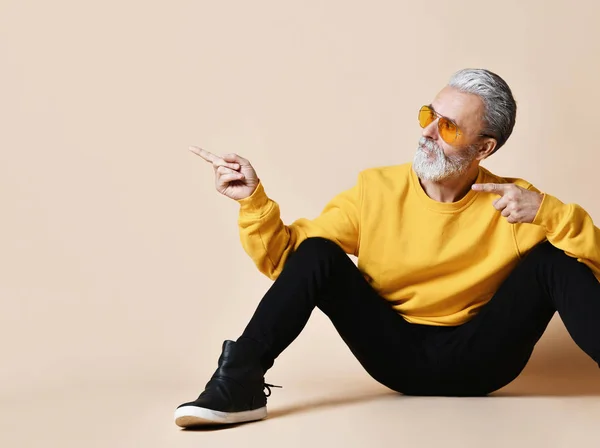 Portrait of gray hair senior millionaire man in yellow sunglasses stylish fashionable men — Stock Photo, Image