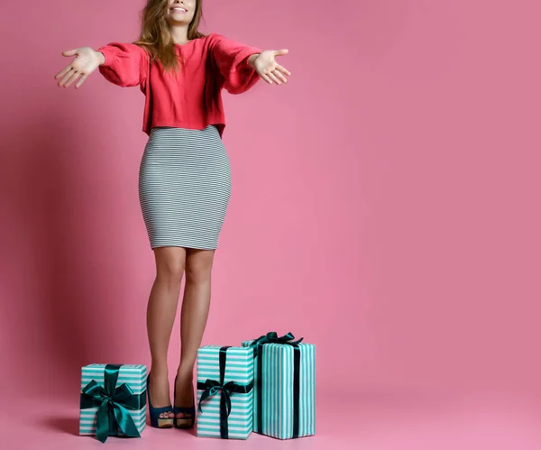 Mooie jonge vrouw winkelen houd pastel groene kleur presenteert geschenkdozen voor Valentijnsdag of verjaardagsfeest — Stockfoto
